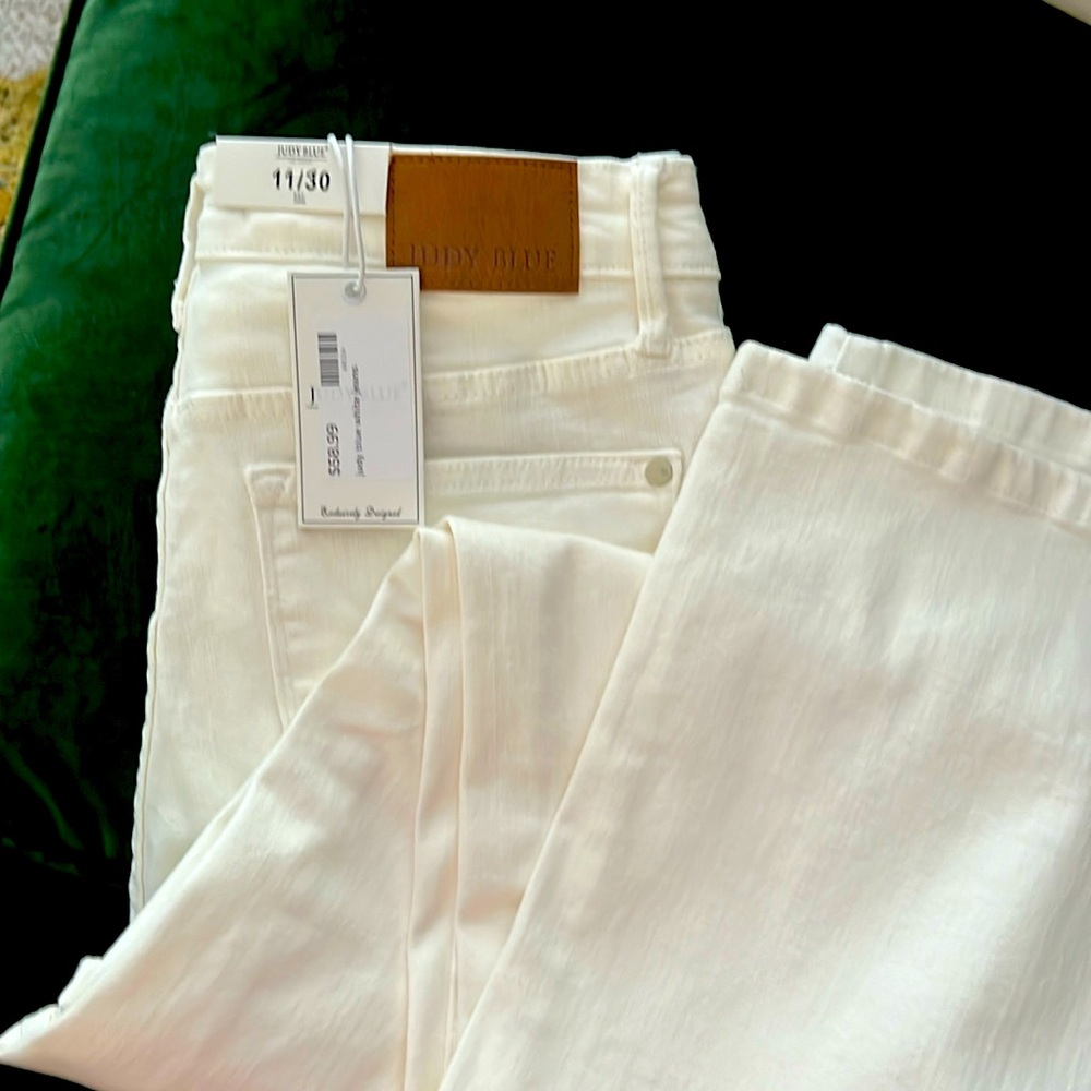 Gorgeous and stretchy, wide leg Judy Blue White Jeans . Perfect condition !